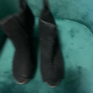 Vera Wang suede ankle peep toe ankle bootie 4 inch heel 1 inch grated platform